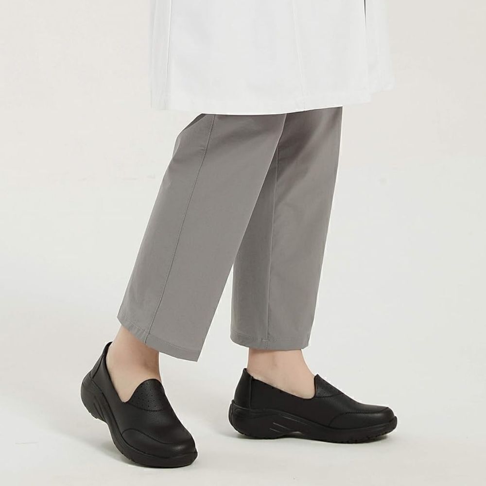 (59-3547)  Hawkwell Women's Slip On Nursing Shoes Comfortable Sz 8